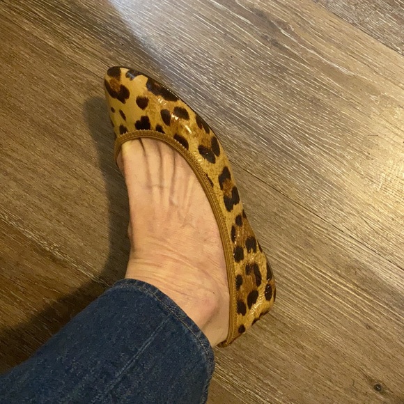 Like new -worn once. Leopard print flats - Picture 6 of 9